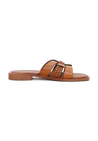 Sandali slide in pelle marrone con design a fascia intrecciata, suola piatta e stile minimalista, adatti per l'abbigliamento casual.