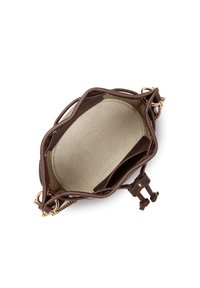 Sac à main marron vu de dessus, montrant un intérieur spacieux avec une doublure de couleur claire et une petite poche à l'intérieur.