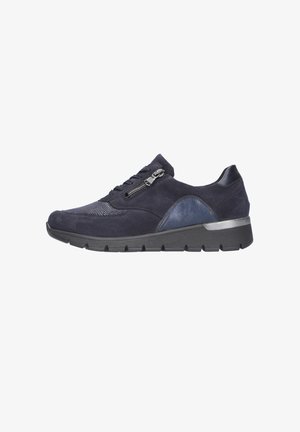Dunkelblauer Wildleder-Sneaker mit strukturierten Einsätzen, Schnürverschluss und seitlichem Reißverschluss. Verfügt über eine Gummisohle mit einem leichten Absatz und strukturiertem Finish.