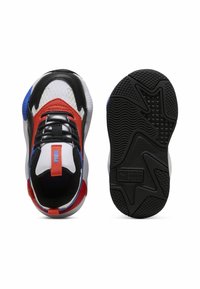 Des chaussures de sport noires, rouges et bleues avec une tige en mesh et en synthétique, un col rembourré et une semelle extérieure en caoutchouc texturé affichant un motif de traction.