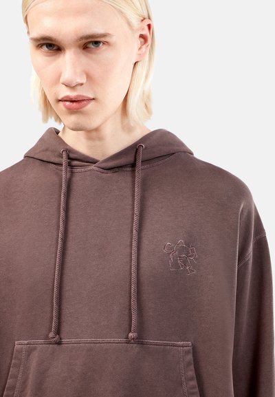 Felpa con cappuccio in marrone tenue, con tasca a marsupio, cappuccio con cordino e logo ricamato sul petto. Materiale morbido in misto cotone.