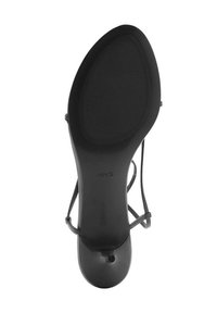 Schwarze High-Heel-Sandale mit einer glatten, glänzenden Sohle, strukturiertem Grip und einem runden Ausschnitt nahe der Ferse. Das Riemendesign ist an den Seiten angebracht.