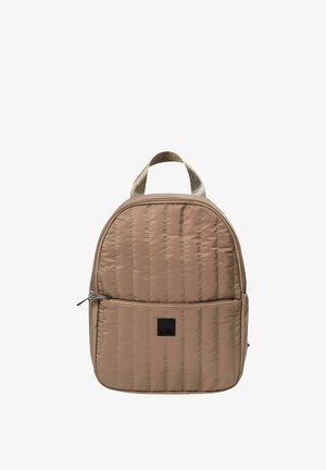 Oblečen bež nahrbtnik z zaobljeno obliko, z navpičnim šivanjem, sprednjim žepom z zadrgo in zgornjim ročajem. Črna značka z logotipom na sprednji strani.