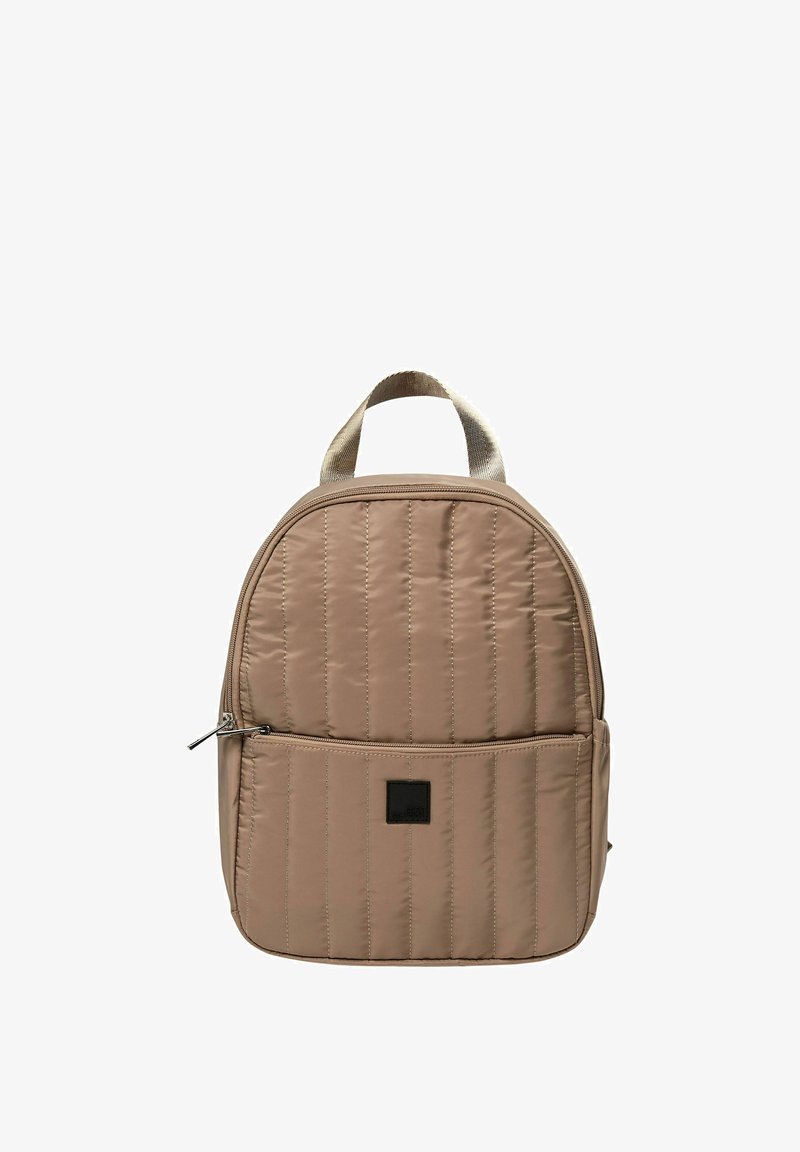 Sac à dos beige rembourré à forme arrondie, avec des coutures verticales, une poche avant zippée et une poignée supérieure. Patch logo noir à l'avant.