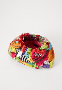 Pochette en tissu multicolore ornée de sequins, perles et motifs texturés. Dotée d'un haut froncé et d'une bandoulière en chaîne argentée. Intérieur rose.