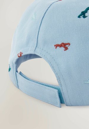 Cappellino di cotone azzurro con dinosauri colorati ricamati in rosso, verde e blu scuro. Presenta una fascia regolabile sul retro.