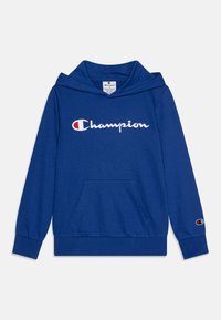 Sudadera azul con capucha, que presenta un bolsillo frontal tipo canguro, un logotipo bordado de "Champion" en blanco y un pequeño logotipo en rojo y blanco en la manga.