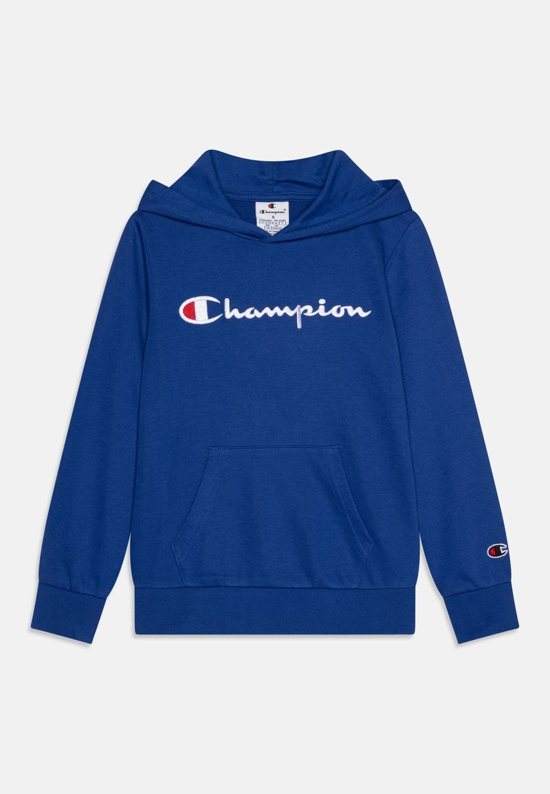 Sudadera azul con capucha, que presenta un bolsillo frontal tipo canguro, un logotipo bordado de "Champion" en blanco y un pequeño logotipo en rojo y blanco en la manga.