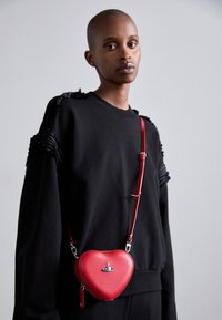 MINI HEART CROSSBODY - Taška s příčným popruhem - red