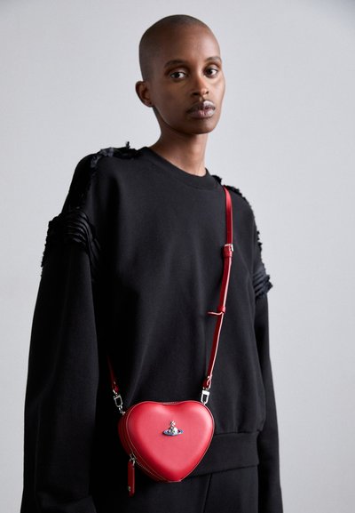 Vivienne Westwood MINI HEART CROSSBODY - Taška s příčným popruhem - red