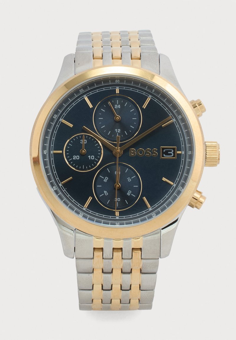 Στρογγυλό δίχρωμο ρολόι χειρός ασημί και χρυσό με μαύρο καντράν, τρεις υποκαντράν, χρυσά σημάδια και δείκτες, παράθυρο ημερομηνίας στις 3 η ώρα και λογότυπο BOSS.