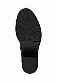 Suela de zapato de goma negra con un diseño de banda de rodadura en patrón, que presenta surcos y elementos de tracción. Talla marcada como 37. Nombre de la marca "remonte" visible.