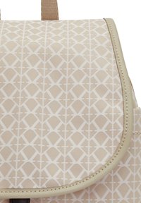 Sac à dos beige avec un motif géométrique en crème clair, présentant un tissu texturé, une fermeture à rabat, et des accents beiges le long des bords.