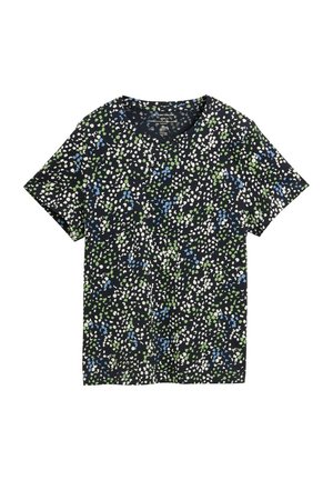 T-shirt s krátkym rukávom v námorníckej modrej farbe s viacfarebným abstraktným vzorom, obsahujúcim biele, modré a zelené bodky. Mäkko tkanina, ležérny dizajn.