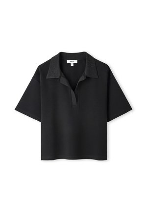 Zwart polo shirt met korte mouwen, een knooploze sluiting en een gestructureerde kraag met kleine studs voor detail. Glad stoffen afwerking.