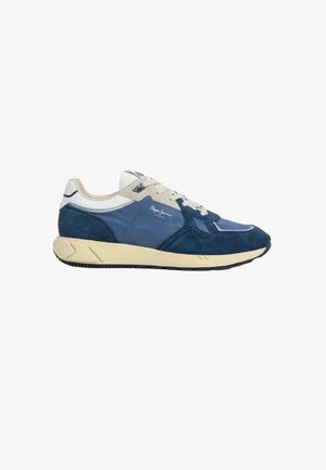 Sneaker da uomo basse in blu navy e bianco con suola beige, design con lacci e logo "Pepe Jeans" sul pannello laterale.