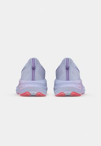 Pantofi de alergare violet deschis cu parte superioară din plasă texturată, accente roz pe talpă și dungi violet pe toc. Vedere din spate care evidențiază elementele de design.