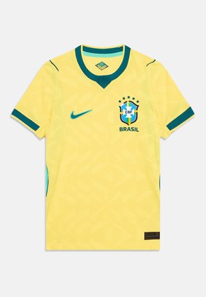 Tricou de fotbal galben al Braziliei, cu margini verzi, logo Nike pe partea dreaptă a pieptului și stema federației braziliene de fotbal cu cinci stele pe partea stângă a pieptului.