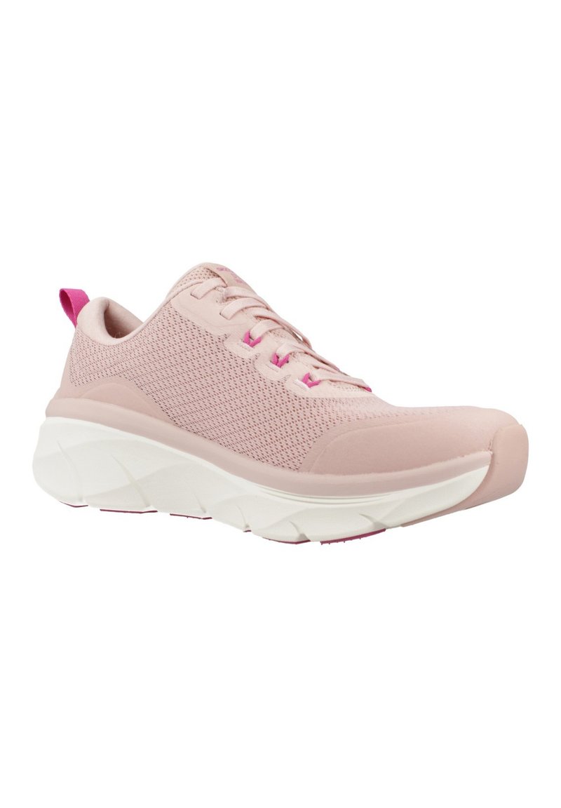 Chaussure de sport rose clair avec une tige en mesh, semelle blanche rembourrée et accents roses. Présente un bout arrondi et une languette au talon.