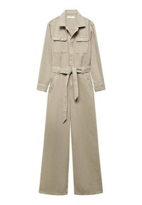 Combinaison beige avec col boutonné, deux poches poitrine et ceinture en tissu à la taille. Coupe à jambes larges avec manches longues.