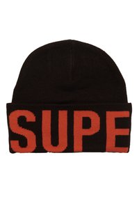 Zwarte gebreide beanie met feloranje blokletters die "SUPER" op de rand spellen. Zachte textuur, nauwsluitende pasvorm en ronde bovenkant.