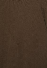 Barna kötött anyag, bordázott mintával és texturált felülettel. Puha, rugalmas anyag, kissé bő fazonban.