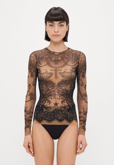 Bodysuit de encaje con un diseño transparente en negro, con patrones florales, detalles de red y cuello alto. Parte inferior de bikini negra debajo.