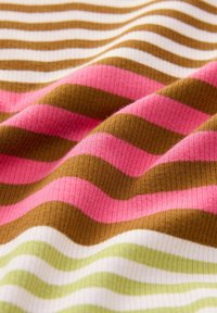 Gestreifter Stoff mit horizontalen Linien in Braun, Pink, Weiß und Grün. Die Textur ist gerippt und erzeugt ein welliges Erscheinungsbild.