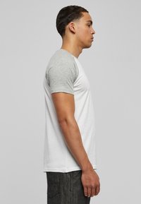 Urban Classics RAGLAN CONTRAST  - T-shirts print - white/ mottled light grey