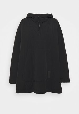 Veste noire à manches longues avec capuche, demi-fermeture éclair avant, poche kangourou et poignets réglables, présentée sur un fond uni.