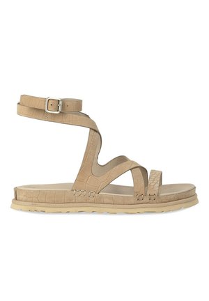 Sandalo piatto beige con texture effetto coccodrillo, con più cinturini tra cui un cinturino alla caviglia con fibbia argento.