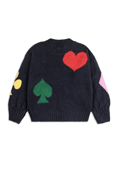 Pull en mailles de couleur marine avec des formes ludiques et surdimensionnées de cœurs, de piques et de losanges en rouge, vert, jaune et rose au dos. Manches et col côtelés.