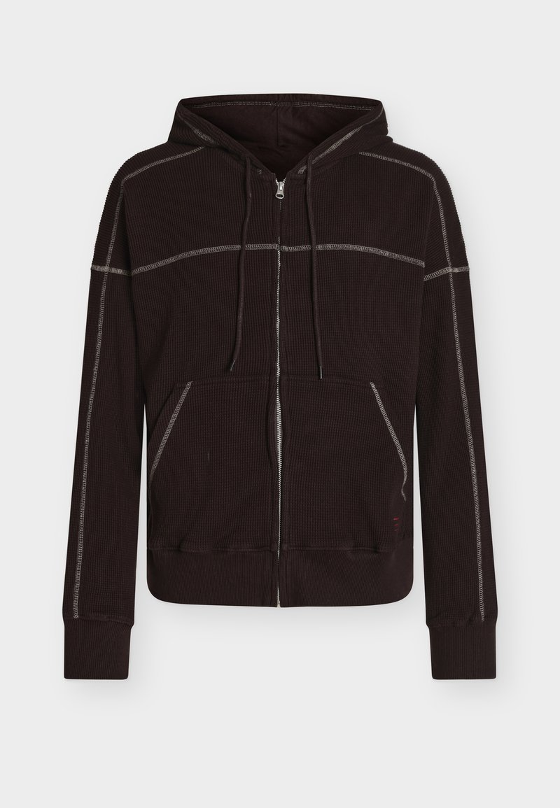 Καφέ φούτερ με φερμουάρ από υφή υφάσματος, με κουκούλα, τσέπες μπροστά και αντιθετικές λεπτομέρειες ραφών κατά μήκος των ραφών.