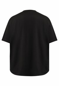 Camiseta negra de manga corta con un corte relajado, cuello redondo y una textura suave y mate. Corte recto en el dobladillo.
