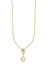 Guld kedja med en droppeformad pärla hängande i en enkel och elegant design, prydd med färgglada accenter och en slät yta.