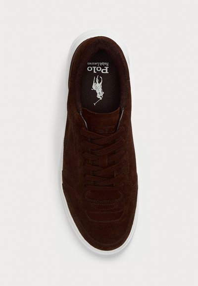 Adidași din suede maro închis cu talpă albă, șireturi și logo-ul Polo Ralph Lauren imprimat pe brant.
