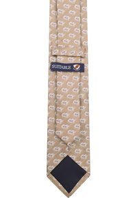 Beige stropdas met een klein, herhaald patroon in donkere kleuren. Hij heeft een puntige punt en een marineblauw label met de tekst "SUITABLE."