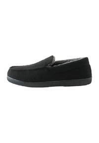 Crne teksturirane papuče na slip-on sivi krzneni uložak i crnu gumenu potplatu, prikazane u profilu okrenutom udesno na bijeloj pozadini.