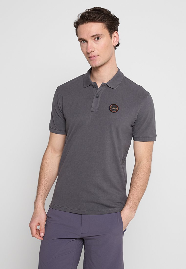 Grau Polo-Shirt aus Baumwolle. Mit Kragen, Dreiknopf-Leiste und gesticktem Logo auf der Brust. Kurzärmelig.