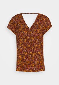 Blusa de manga corta y cuello en V en una tela marrón con un estampado floral que presenta rojos, amarillos y azules. Textura ligera. Corte casual.