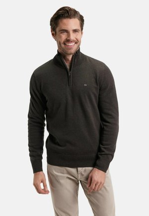 Pull à col zippé brun foncé en tissu doux, avec un col et un ourlet côtelés, arborant un petit logo sur la poitrine.