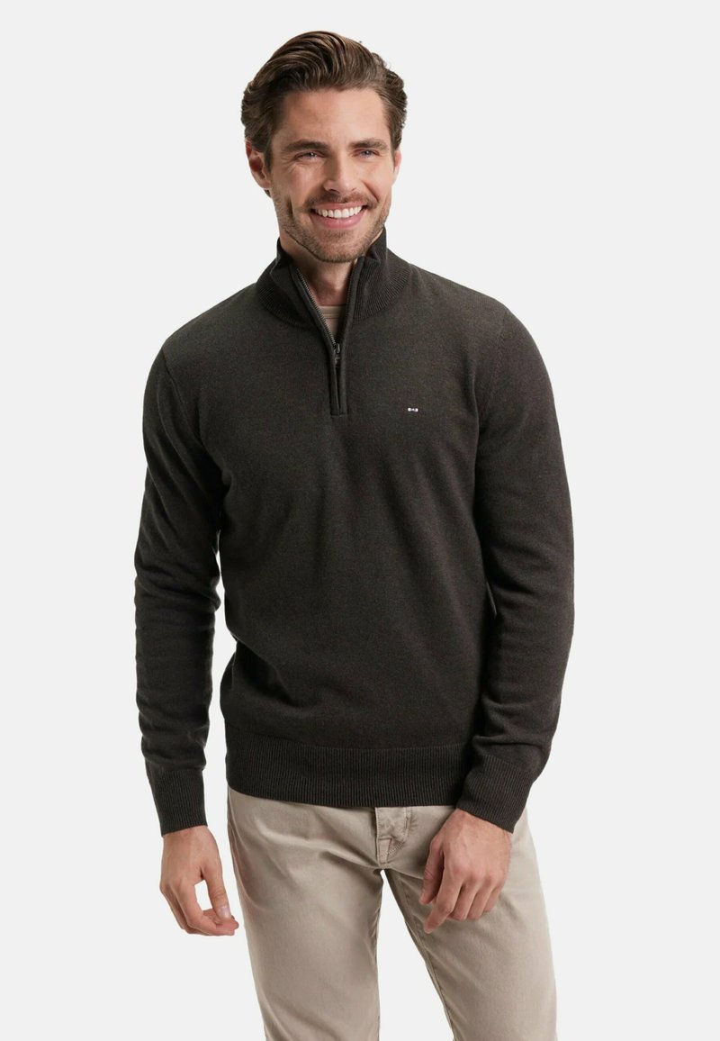 Pull à col zippé brun foncé en tissu doux, avec un col et un ourlet côtelés, arborant un petit logo sur la poitrine.