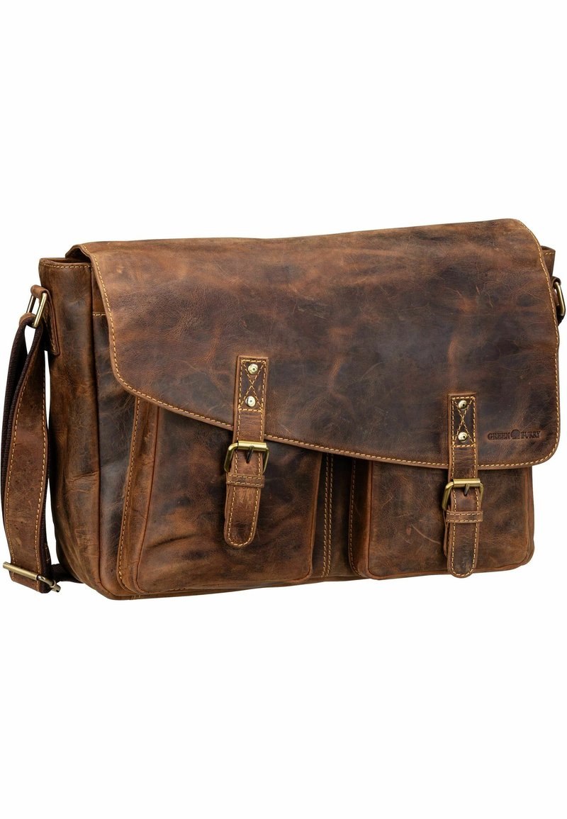 Borsa a tracolla in pelle marrone con chiusura a pattina, due tasche frontali, accessori in ottone e dettagli di cucitura in vista, caratterizzata da un design classico.