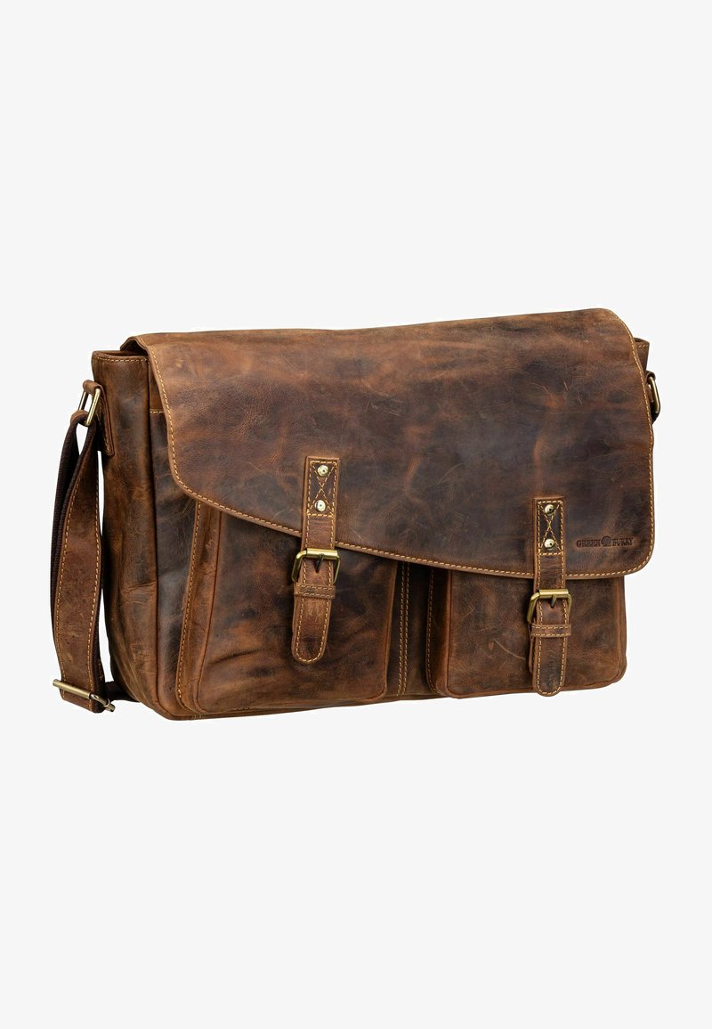 Borsa a tracolla in pelle marrone con chiusura a pattina, due tasche frontali, accessori in ottone e dettagli di cucitura in vista, caratterizzata da un design classico.