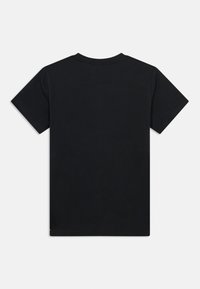 Μαύρη κοντομάνικη μπλούζα με στρογγυλή λαιμόκοψη τοποθετημένη επίπεδα, δείχνοντας την πίσω πλευρά χωρίς ορατά λογότυπα ή σχέδια.