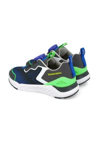 Zapatillas deportivas grises y azules con acentos verdes, parte superior de tela de malla, suela acolchada y cierres ajustables tipo toggle en la lengüeta.