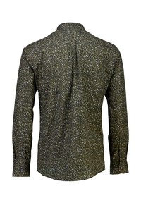 Camisa de manga larga con un fondo negro y un patrón floral en blanco y amarillo. Cuello clásico y puños abotonados.