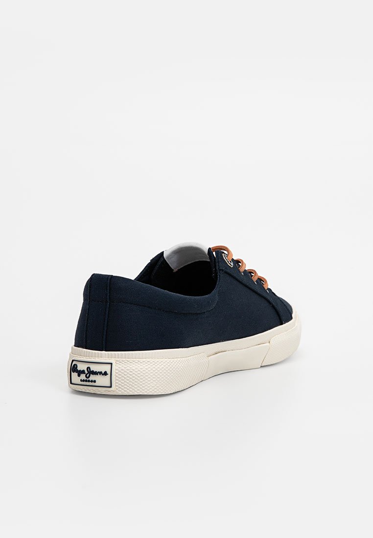Marineblaue Leinensneaker mit cremefarbener Gummisohle, braunen Schnürsenkeln und Logopatch an der Ferse; Low-Top-Design.