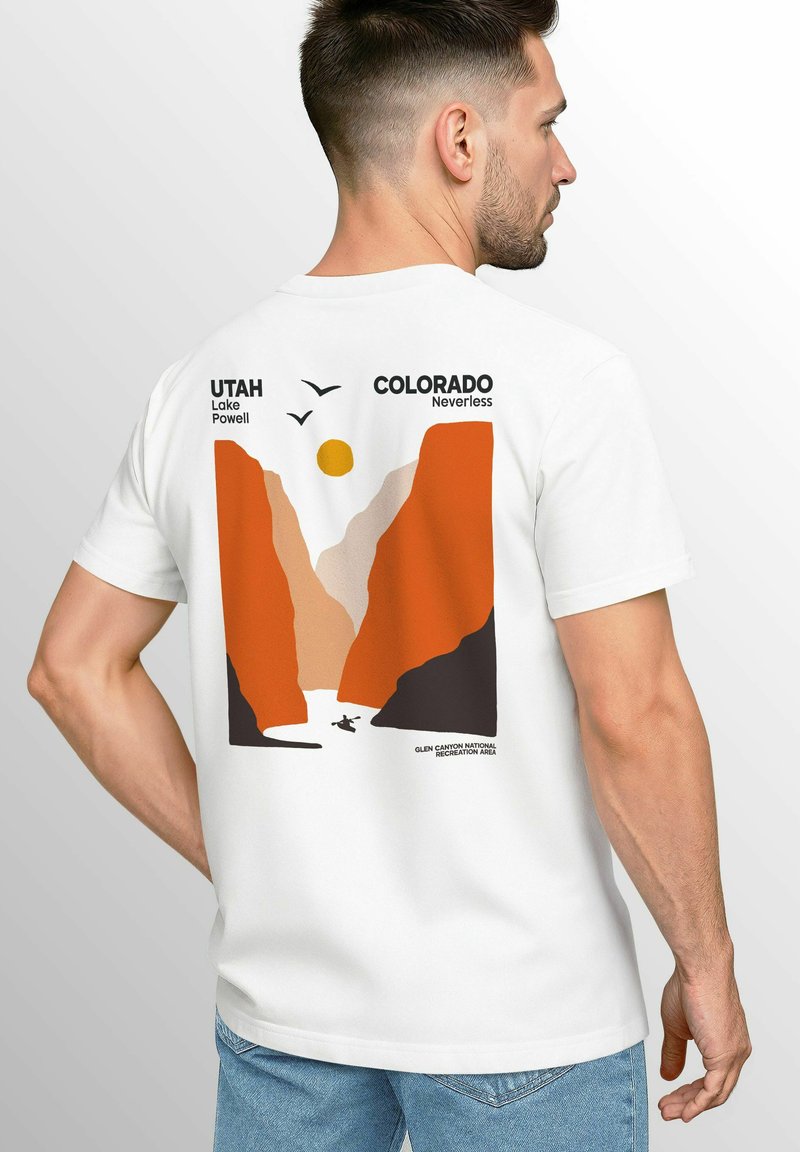 Weißes T-Shirt mit einem Grafikdruck von roten Felsenschluchten, einer Sonne und zwei Vögeln. Der Text lautet "UTAH Lake Powell" und "COLORADO Neverless."
