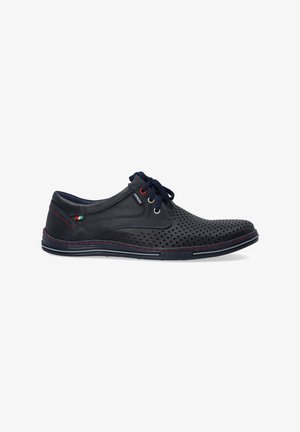 Schwarzer perforierter Lederschuh mit marineblauen Schnürsenkeln, roten Nähten, runder Spitze und gepolsterter Sohle. Kontrastierende Details umfassen eine kleine italienische Flagge.